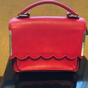 Red hand bag with gold details